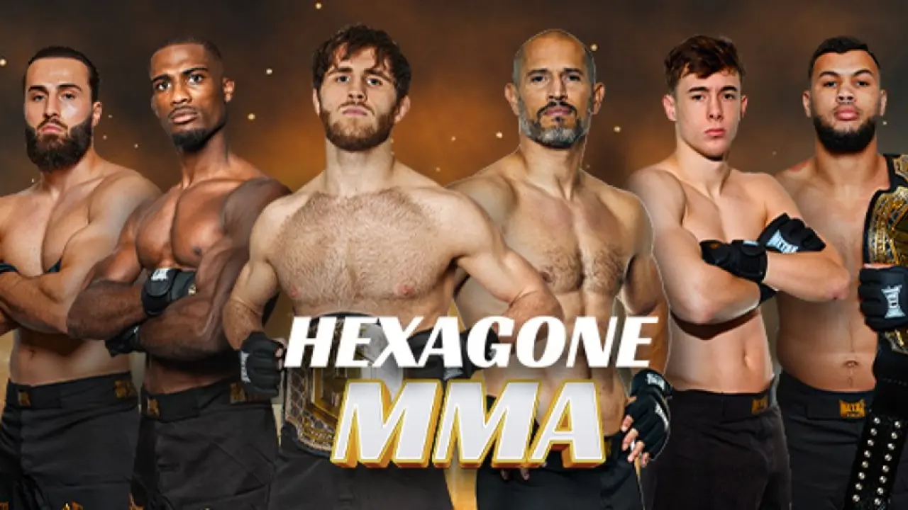 Six combattants de MMA posent avec assurance, bras croisés, gants et shorts noirs. Deux d'entre eux sont détenteurs de ceintures de champion. Le texte indique : « HEXAGONE MMA ».