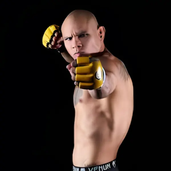 Un artiste martial chauve, ganté de jaunes, assène un coup puissant. Une attention particulière est portée à son visage, sa musculature et le fond noir accentue ses mouvements.