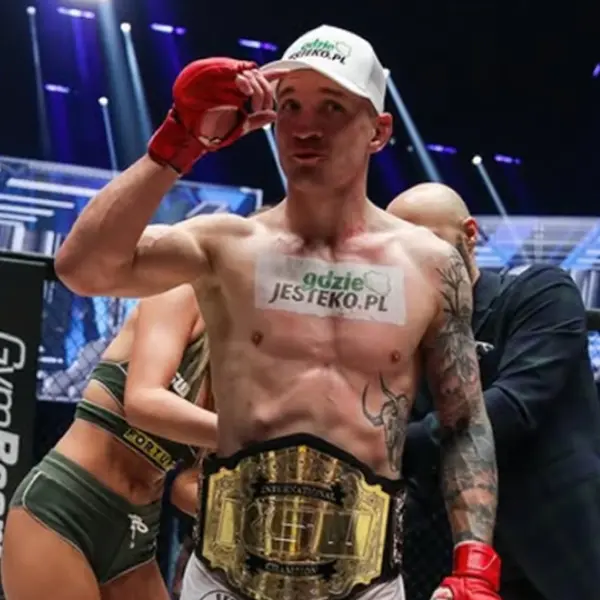 Sebastian Przybysz, combattant MMA de la KSW portant une ceinture et portant une casquette