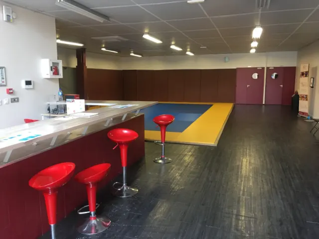 Fight’n’Fit Bordeaux : cage 6 m, Bastide, MMA associatif