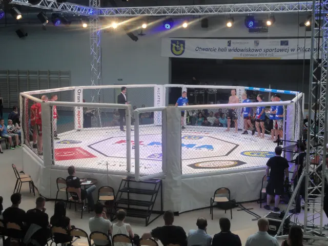 Cage octogonale de MMA installée dans une salle de sport, illustration d’un club de MMA